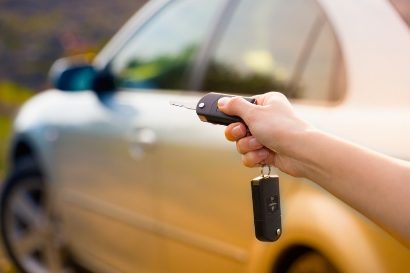 Mulher devolve ao banco carro