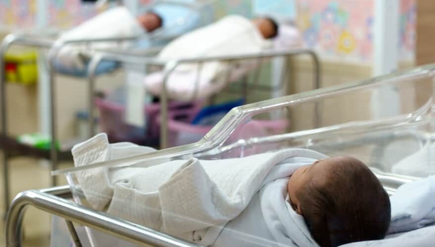 Mãe com filho na UTI