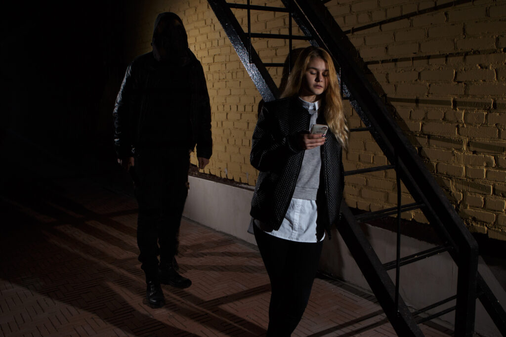 Homem é condenado por stalking após perseguir e ameaçar ex-namorada em São Paulo